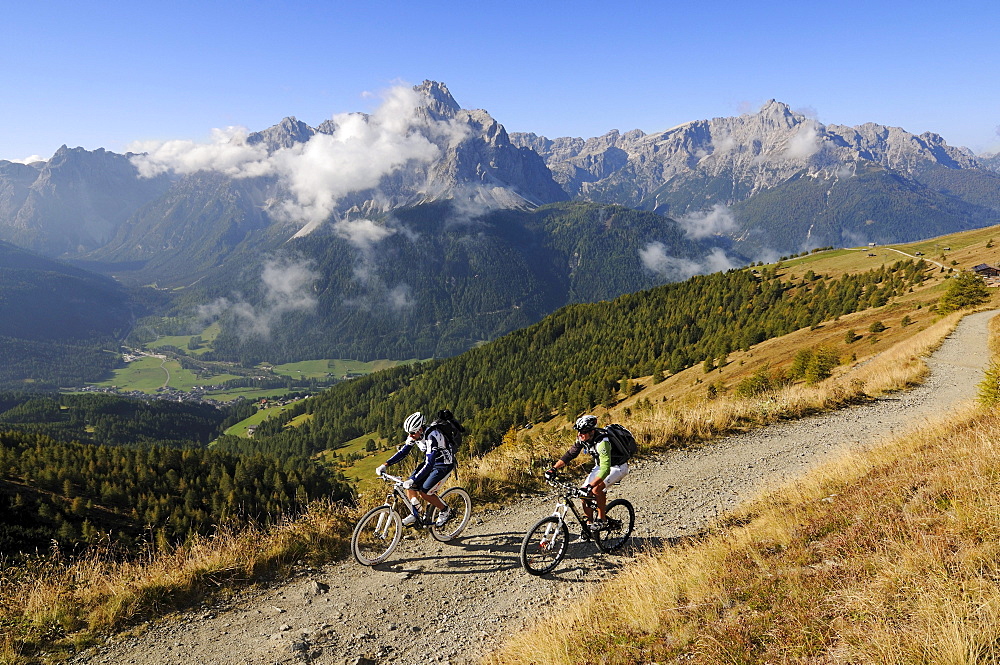 People on mountain bikes at Karnischer Hoehenweg, Val Pusteria, Dolomites, South Tyrol, Italy, Europe