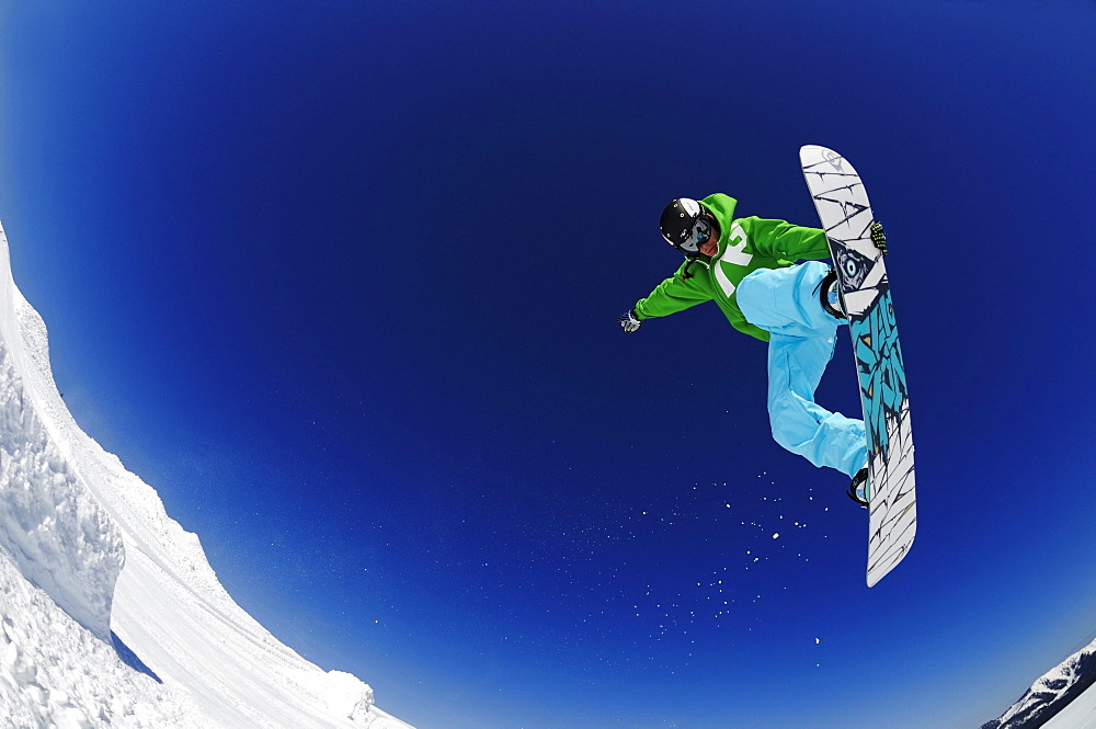 Snowboarder under blue sky, Funpark, Reit im Winkl, Chiemgau, Upper Bavaria, Bavaria, Germany, Europe