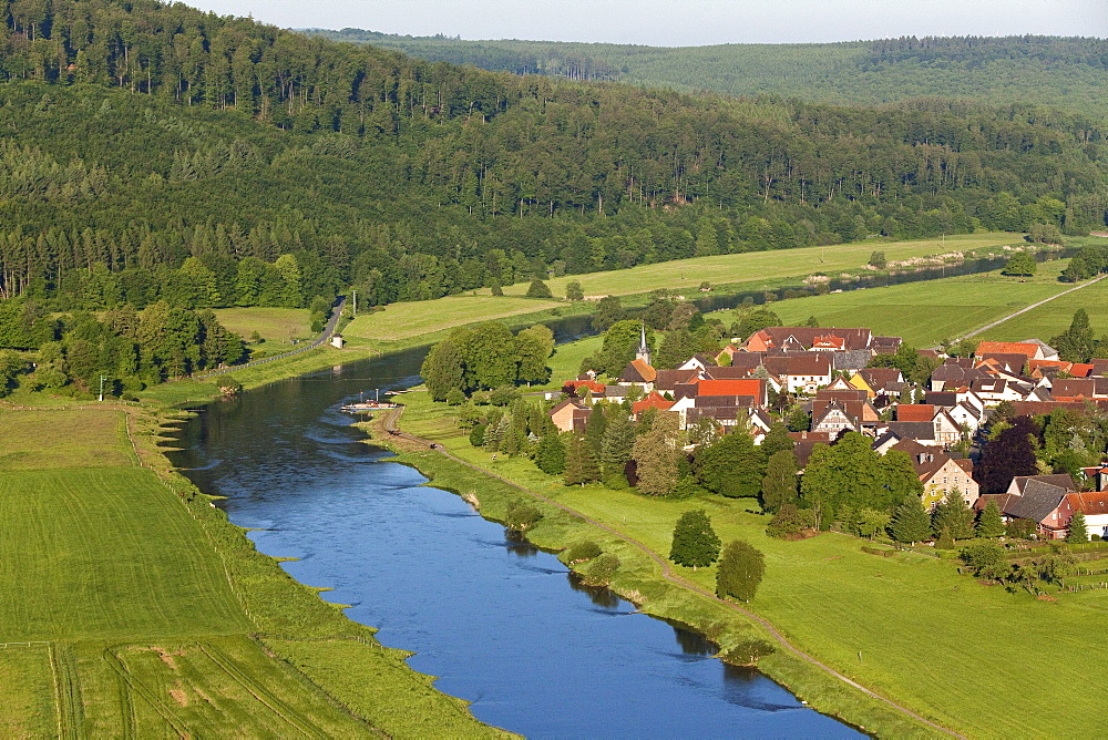 Aerial view of the Weser river and the village of Wahmbeck on a bend in the river, Lower Saxony, Germany