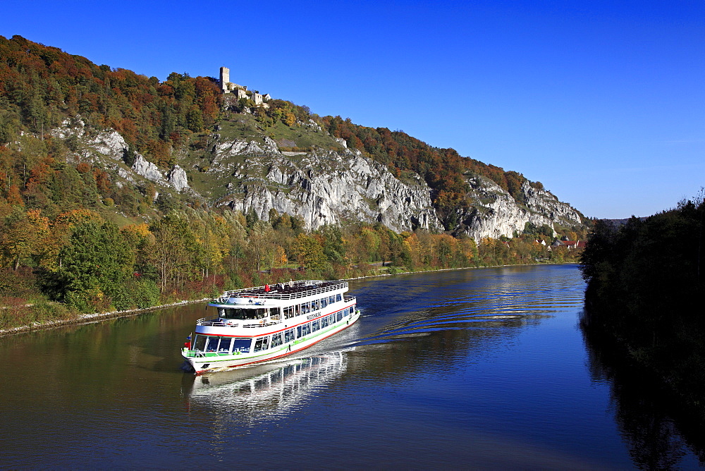 Excursion ship, Randeck castle above the Altmuehltal, near Essing, nature park Altmuehltal, Franconian Alb, Franconia, Bavaria, Germany