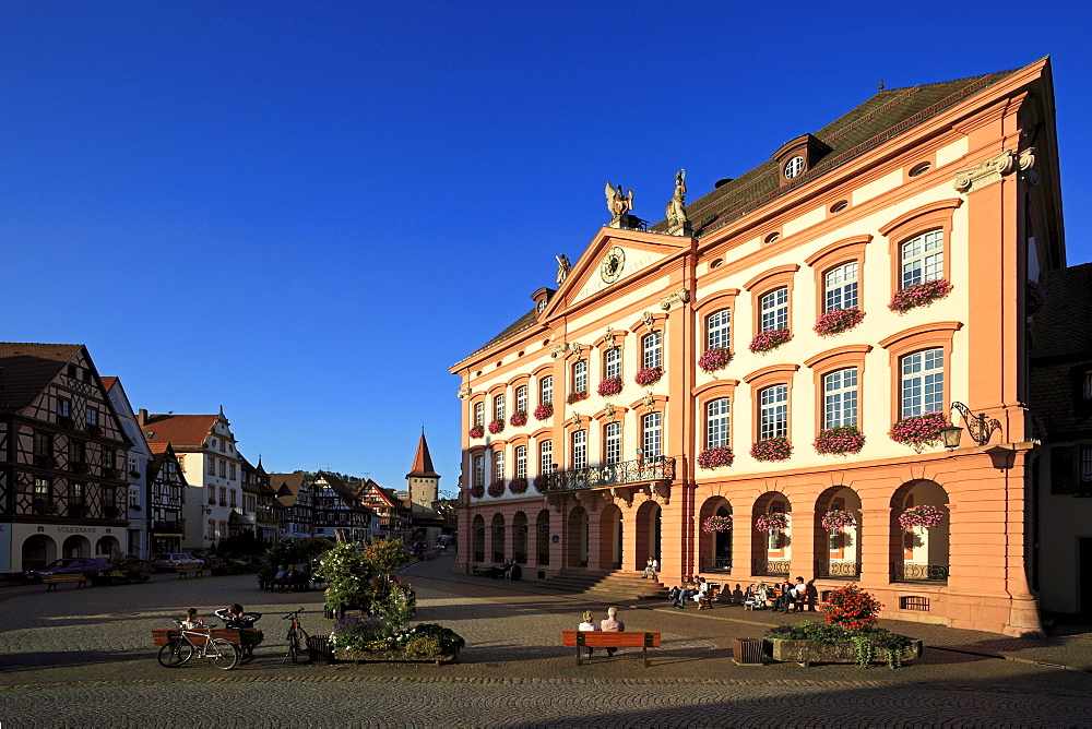 Ritterbrunnen (fountain) and city hall at the market place, Ortenaukreis, Gengenbach, Black Forest, Baden-Wuerttemberg, Germany