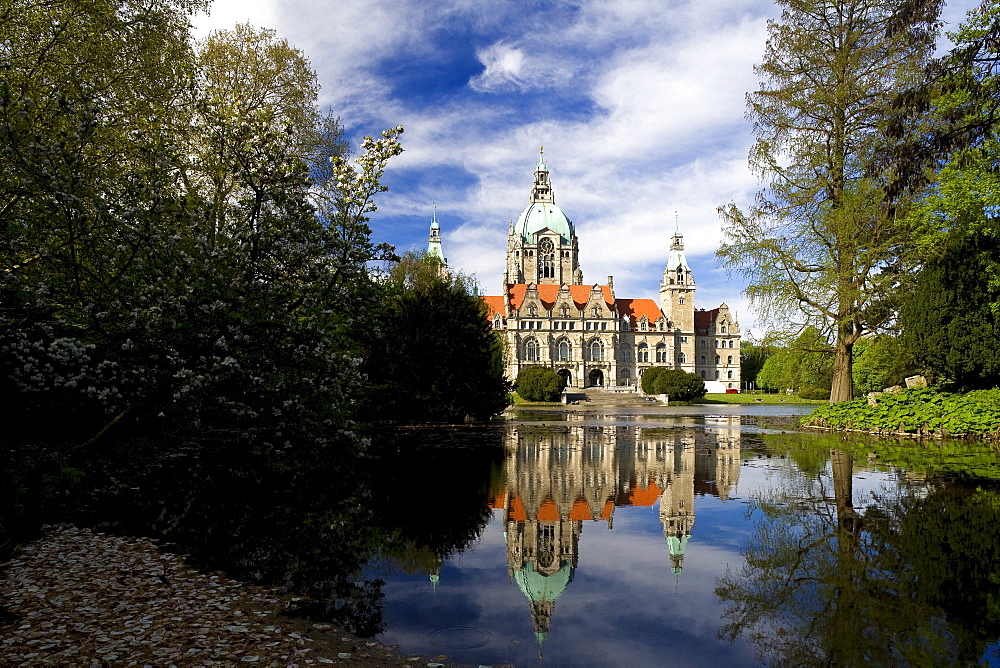 Lake Maschsee and New Town Hall at Hannover, Lower Saxony, Germany, Europe