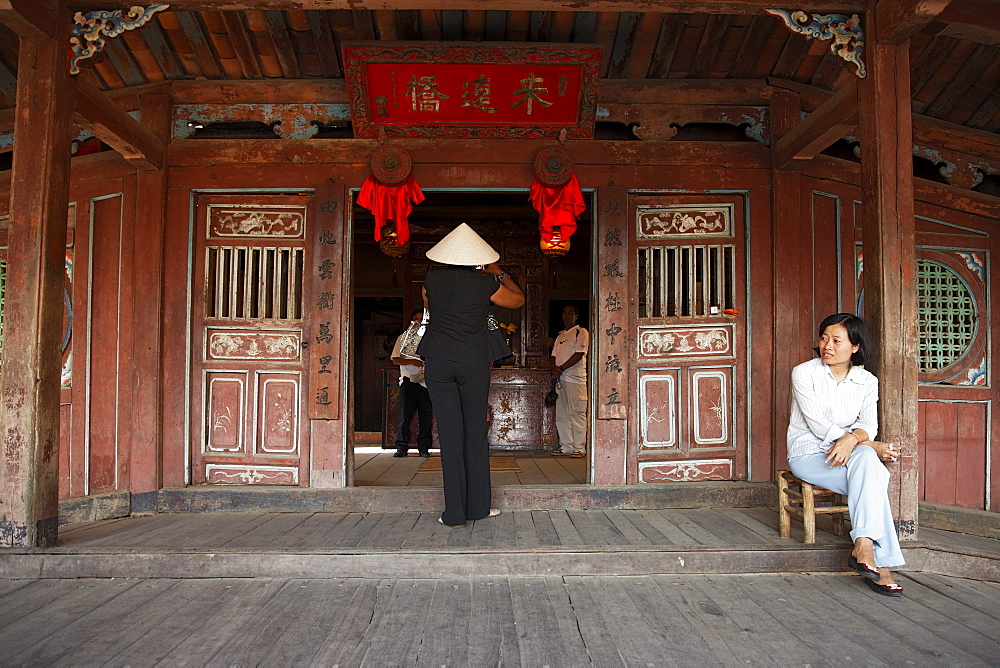 Women visiting Chua Cau, Japanese Bridge, Hoi An, Annam, Vietnam