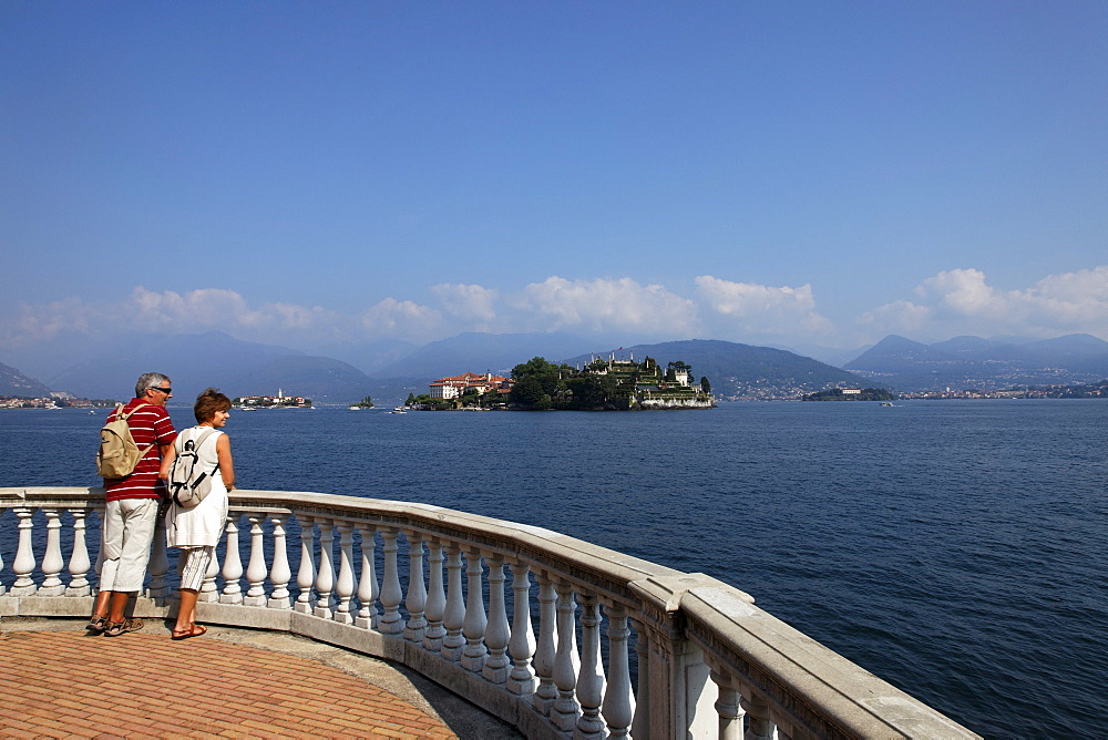 Couple, view over Borromean Palazzo, Isola Bella, Stresa, Lago Maggiore, Piedmont, Italy