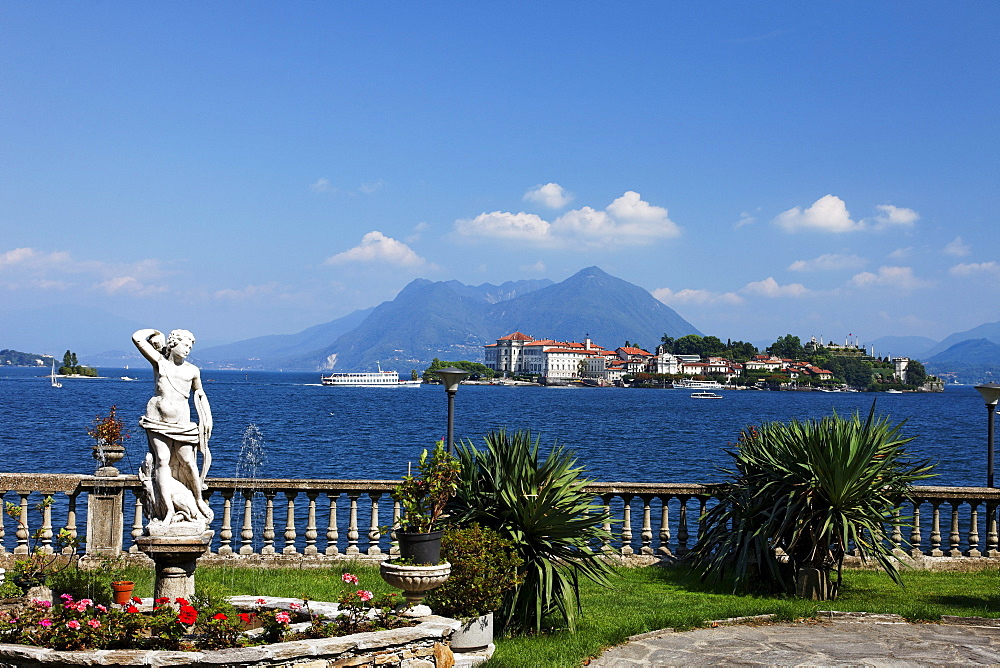 Statue, Borromean Palazzo, Isola Bella, Stresa, Lago Maggiore, Piedmont, Italy