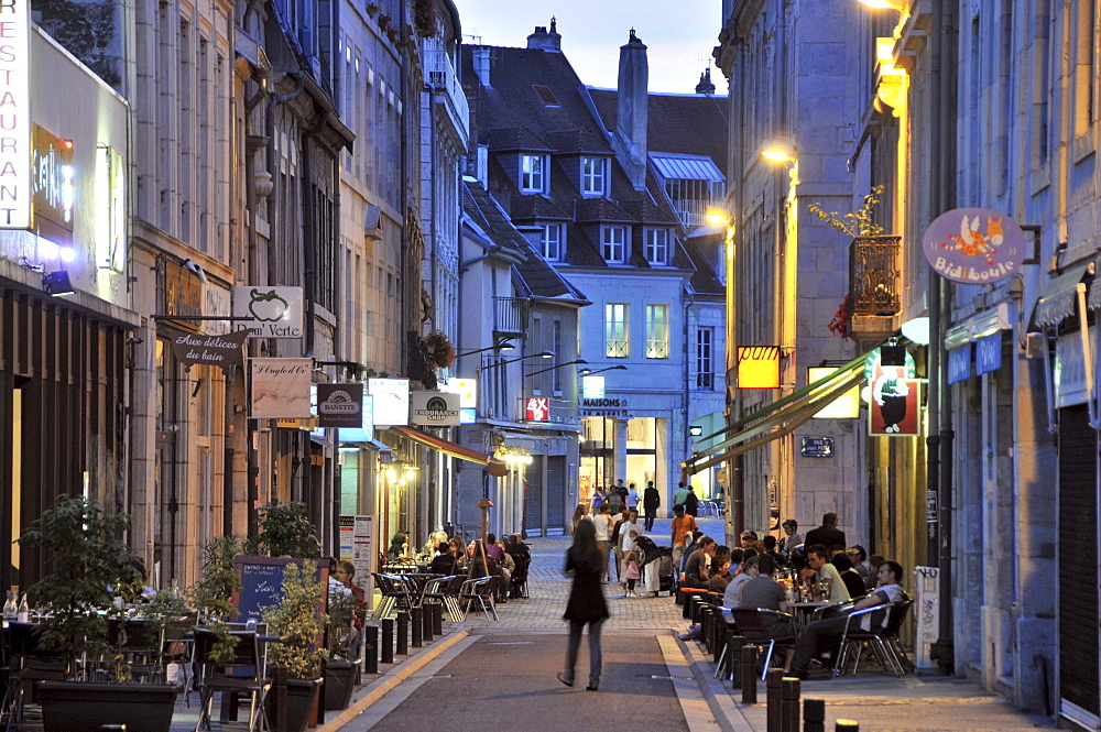 People at the old town in the evening, Besancon, Jura, Franche ComtÃˆ, Eastern France, Europe