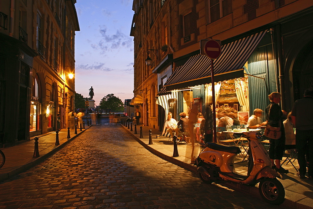 People outside a Bistro in the evening light, Place Dauphine, Isle de la CitâˆšÃ‰Â¬Â©, Paris, France