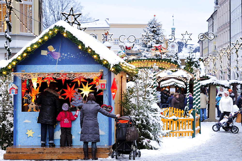 People in front of booth at Christmas market, Christmas market Rosenheim, Rosenheim, Upper Bavaria, Bavaria, Germany, Europe