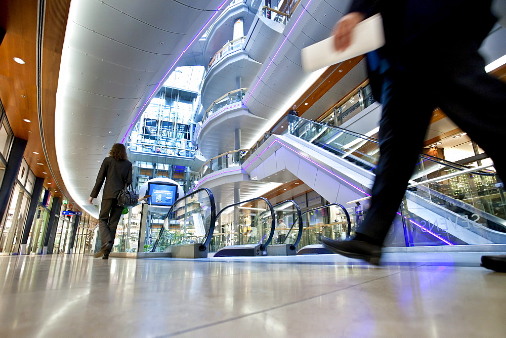 People at Sevens shopping centre at the Koenigsallee, Duesseldorf, Duesseldorf, North Rhine-Westphalia, Germany, Europe