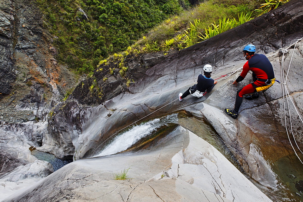 People canyoning at Canyon du Fleur Jaune bei Cilaos, La Reunion, Indian Ocean