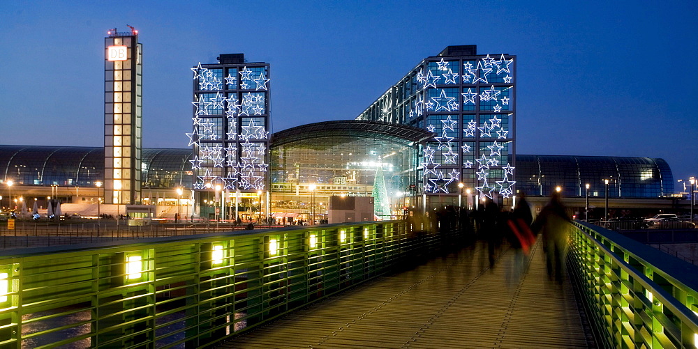 Berlin main station Lehrter Bahnhof, christmas illumination, pedestrian bridge over Spree at twilight, Berlin, Germany