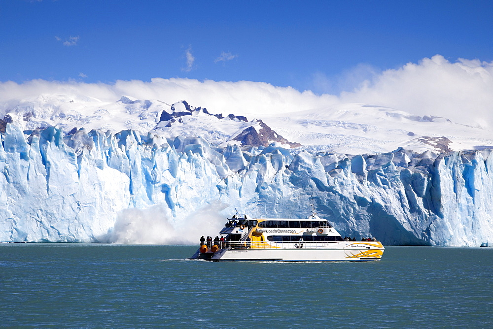 Calving glacier, ship in front of the Perito Moreno glacier, Lago Argentino, Los Glaciares National Park, near El Calafate, Patagonia, Argentina