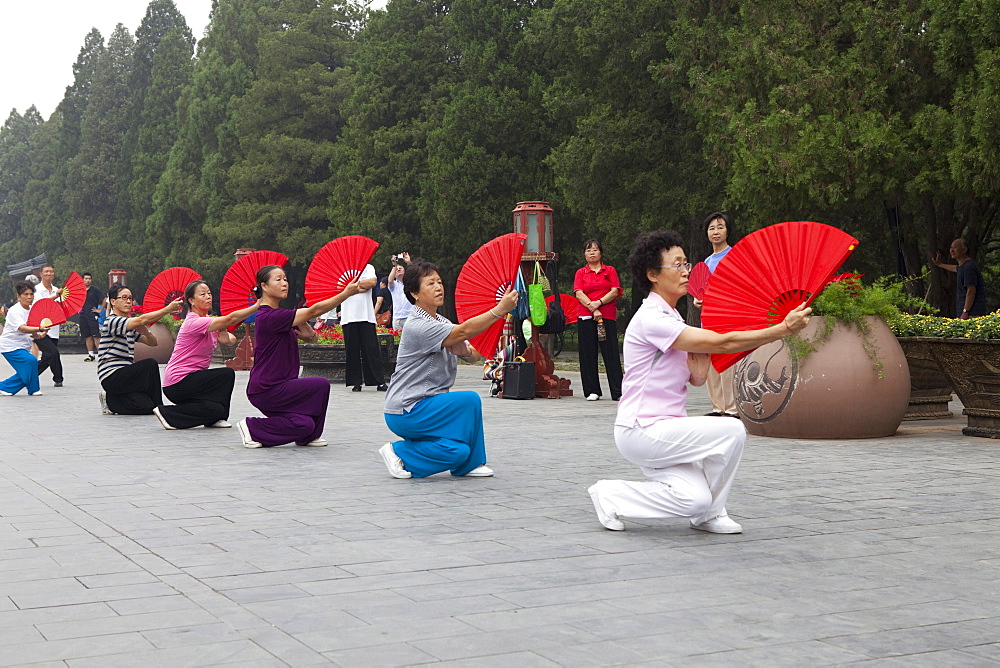 Morning gymnastic, Tai Chi Chuan, Taiqi in the Tiantan-Park near the Temple of Heaven, Peking, Beijing, People's Republic of China