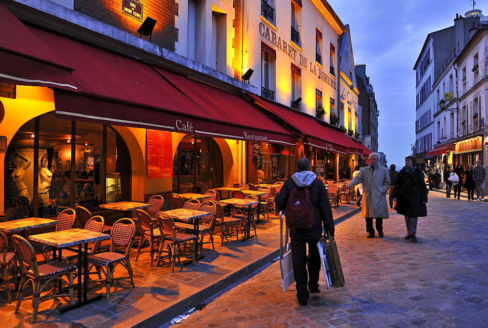 Street artist homebound, Montmartre, Paris, France, Europe