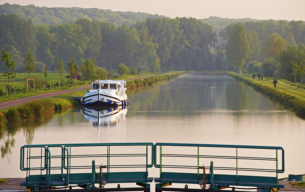 Early morning at the lock of MÃˆricourt on the Canal de la Somme, MÃˆricourt-sur-Somme, Dept. Somme, Picardie, France, Europe