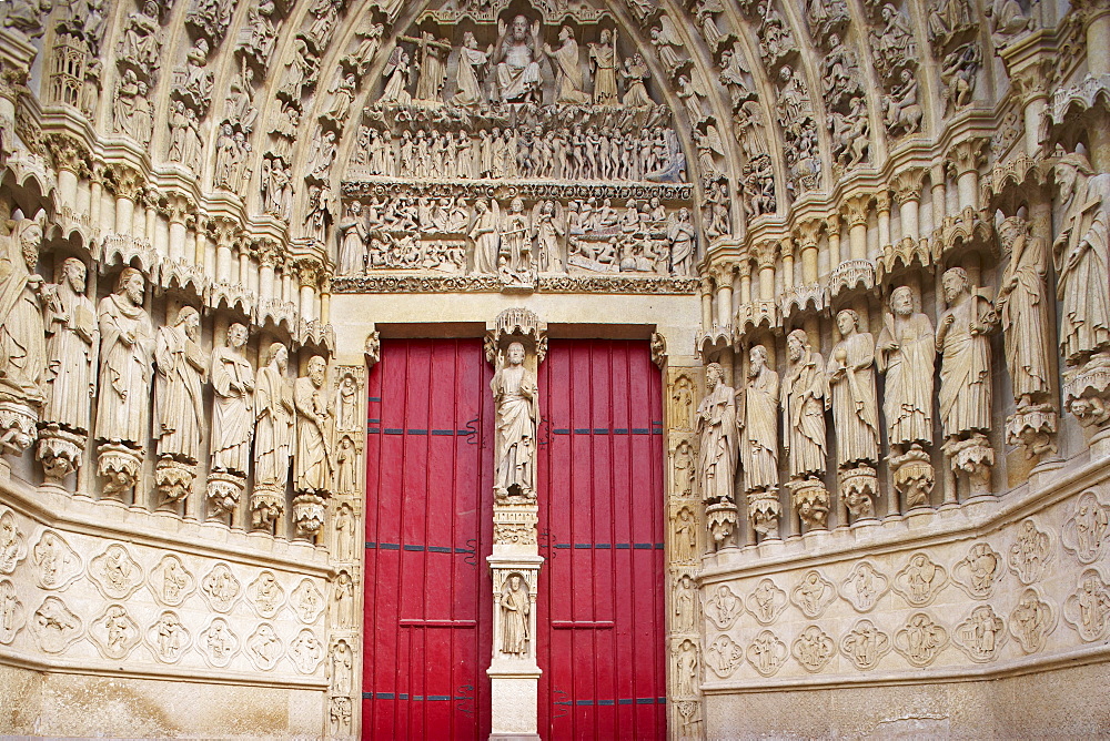 Western facade of Notre Dame cathedral, Day of Judgement, Amiens, Dept. Somme, Picardie, France, Europe