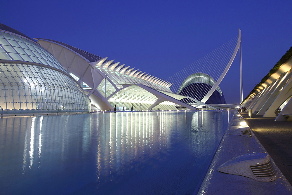 L'Hemisferic, Museo de las Ciencias PrÃŒncÃŒpe Felipe, Â¡gor, Architect Santiago Calatrava, Valencia, Spain