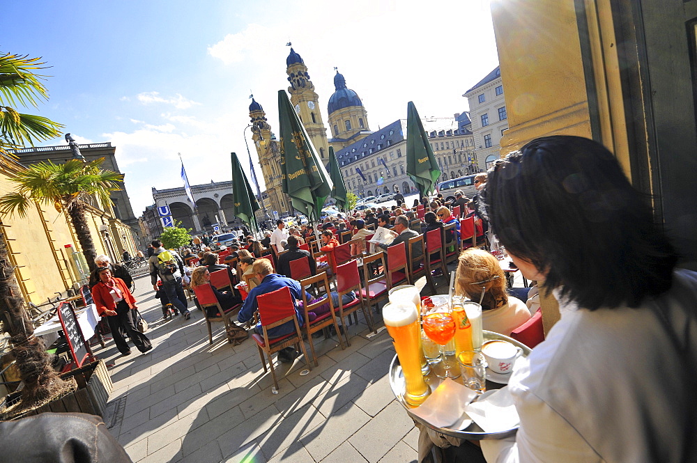 People at Cafe Tambosi am Odeonsplatz mit Theatinerkirche, Muenchen, Bayern, Deutschland, Europe