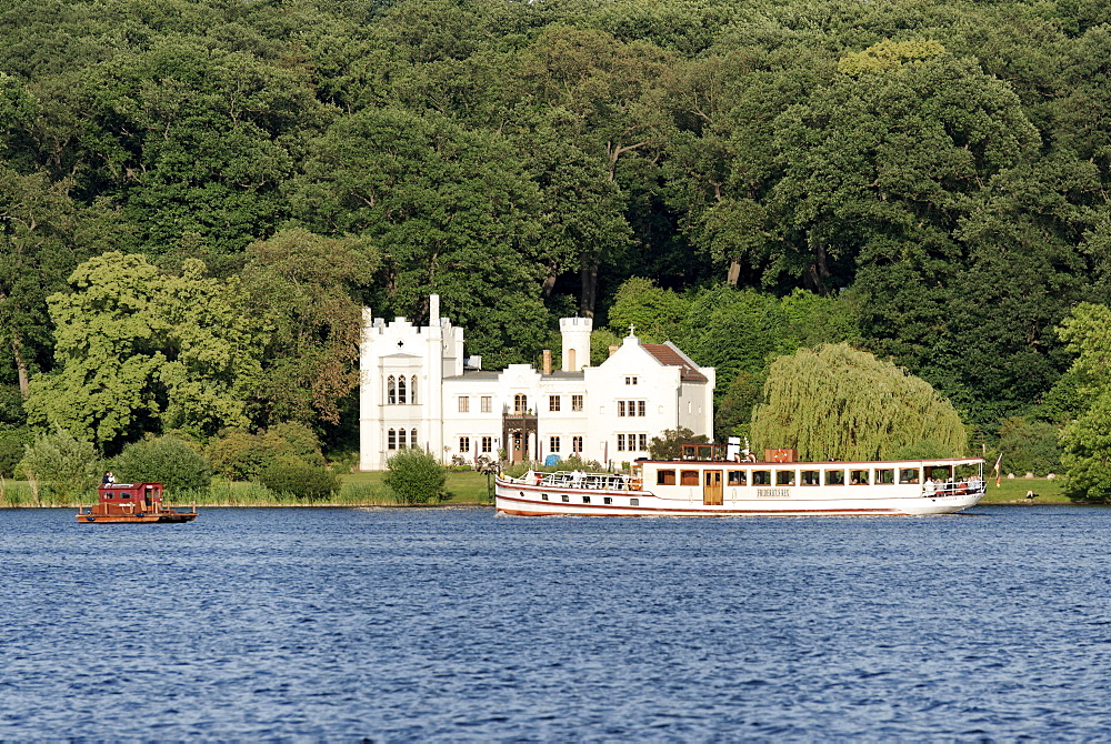 Tiefer See der Havel with raft and passenger boat Fridericus Rex, small castle in the background, Babelsberger Park, Potsdam, Land Brandenburg, Germany