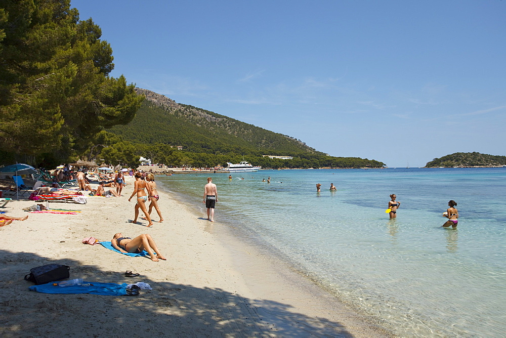 People on the beach in the sunlight, Playa de Formentor, Mallorca, Balearic Islands, Spain, Europe