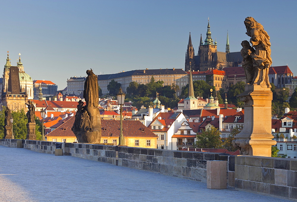 Statues on Charles bridge and view towards Prague castle, Prag, Czech Republic