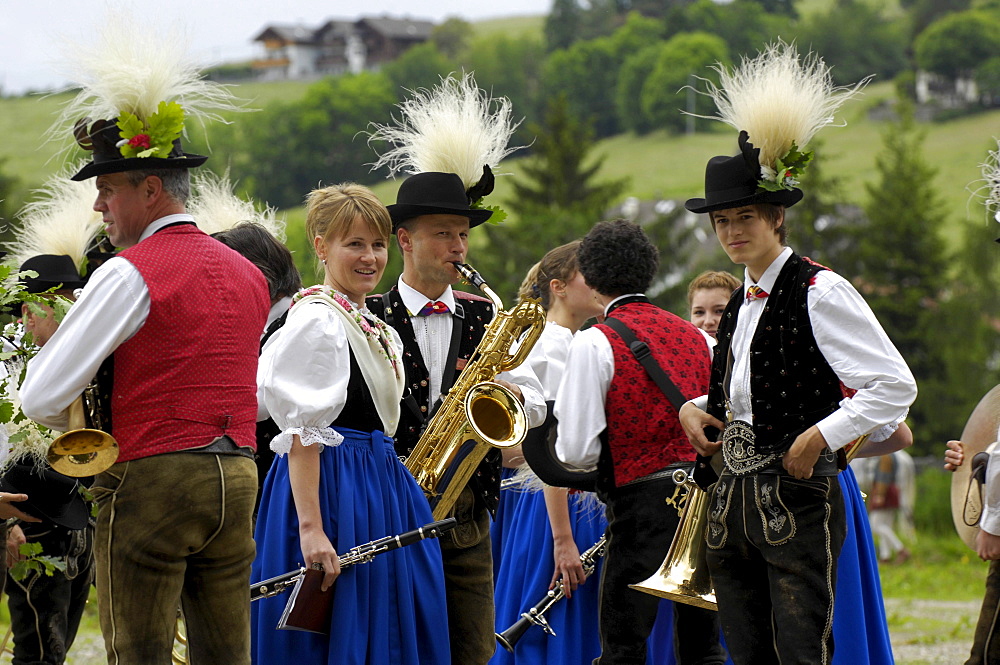 People in traditional costumes with musical instruments, Siuse, Valle Isarco, Alto Adige, South Tyrol, Italy, Europe