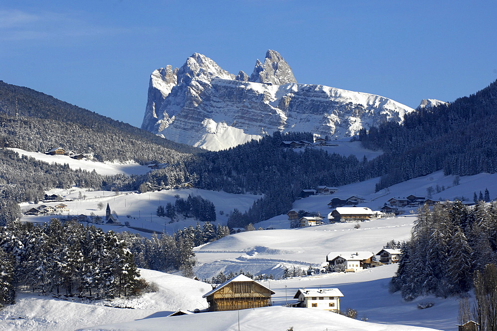 Farmhouses in snowy landscape in front of Geisler mountain range, Kastelruth, Valle Isarco, Alto Adige, South Tyrol, Italy, Europe