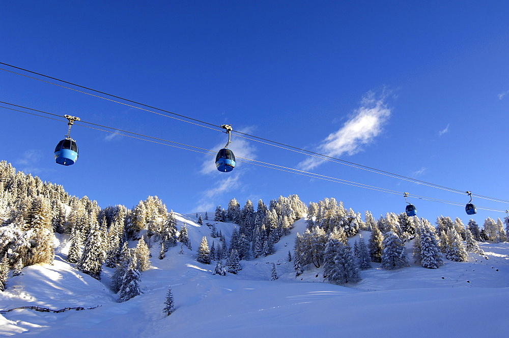 Cable car above snowy landscape, Alpe di Siusi, Alto Adige, South Tyrol, Italy, Europe