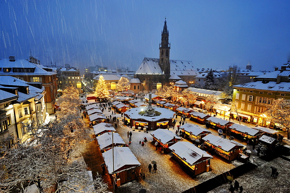 Christmas market in front of Bolzano cathedral in the evening, Bolzano, South Tyrol, Alto Adige, Italy, Europe