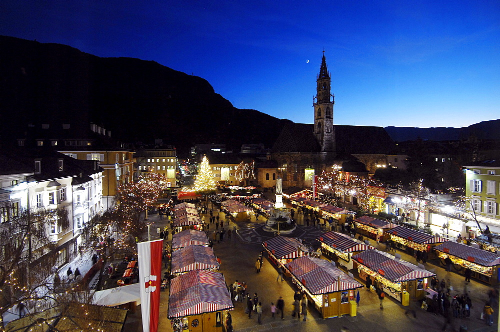 Christmas market in front of Bolzano cathedral in the evening, Bolzano, South Tyrol, Alto Adige, Italy, Europe