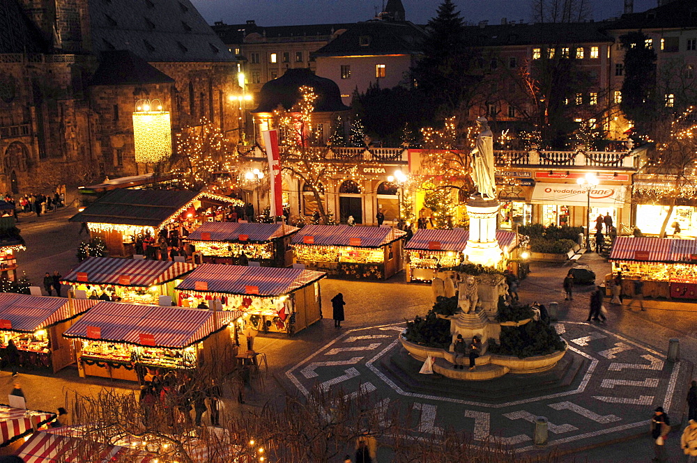 Christmas market at Walther square, Bolzano, South Tyrol, Alto Adige, Italy, Europe