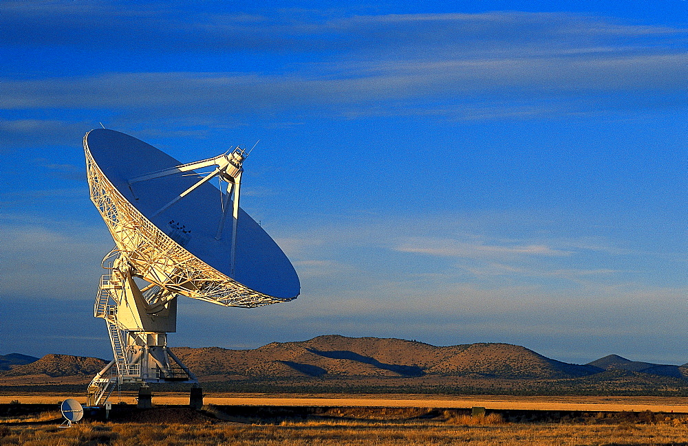 Radio telescope, satellite dish part of the radio astronomy observatory, Very Large Array, Plains of San Agustin, Socorro, New Mexico, USA