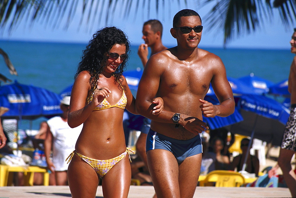 People on the beach in the sunlight, Barrraca, Praia Mundai, Porto Seguro, Bahia, Brazil, South America, America