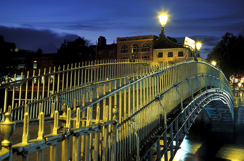 Footbridge in the evening, Half Penny Bridge, Ha'penny Bridge, built in 1816, Liffey river, Dublin, Ireland