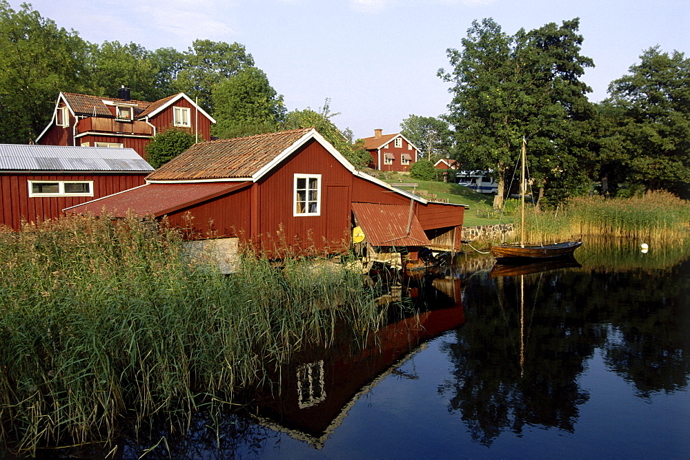 Sommer house with boat house, Grisslehamn, Vaeddoe, Stockholm Archipelago, Schweden