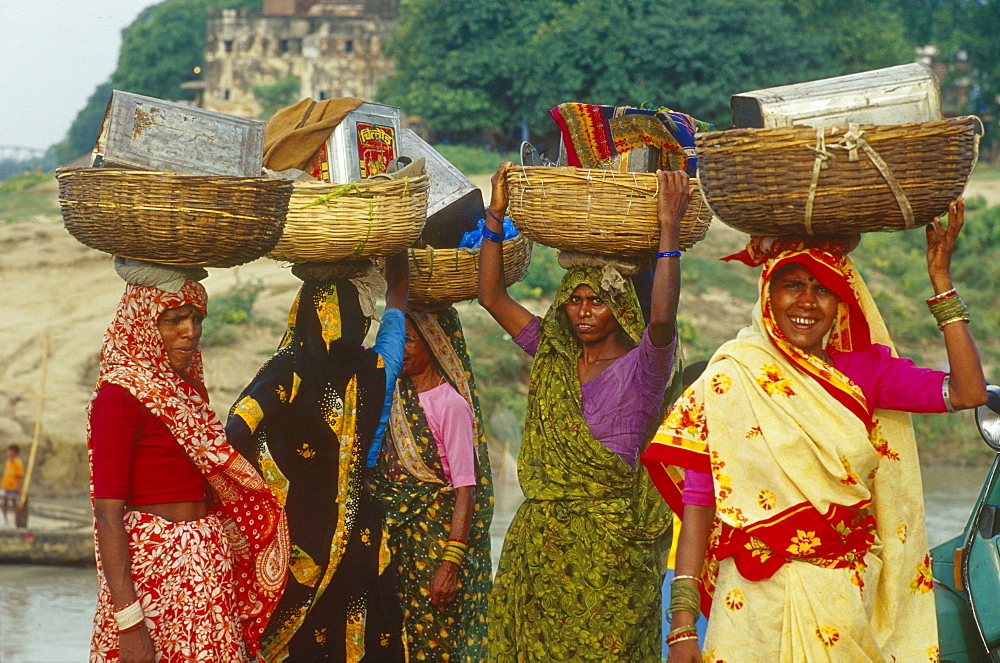 Women carrying baskets to market place, Varanasi, Benares, Uttar Pradesh, India, Asia