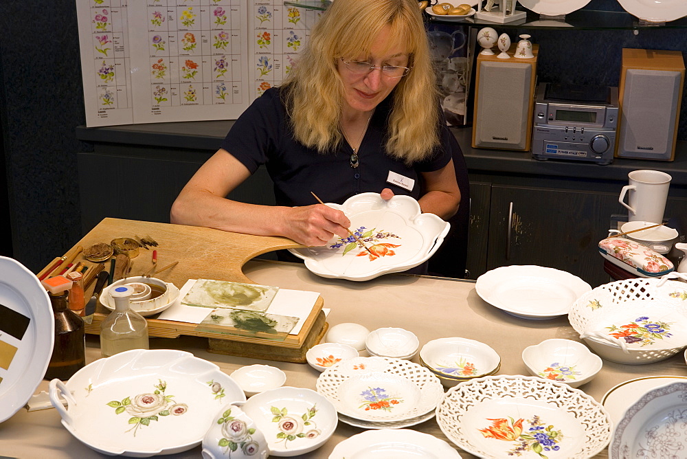 Porzellan Manufaktur Meissen, demonstrations workshop, onglaze decoration, flower porcelain painter Ramona Stamm, Meissen, Saxony, Germany, Europe