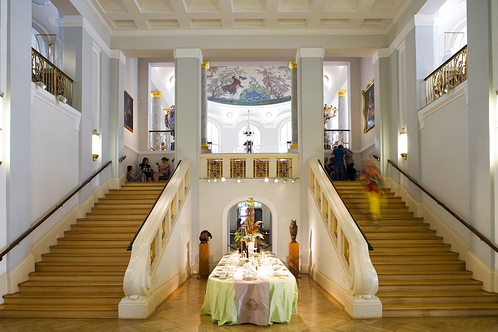 Porzellan Manufaktur Meissen, showroom, dinner table, Meissen, Saxony, Germany, Europe