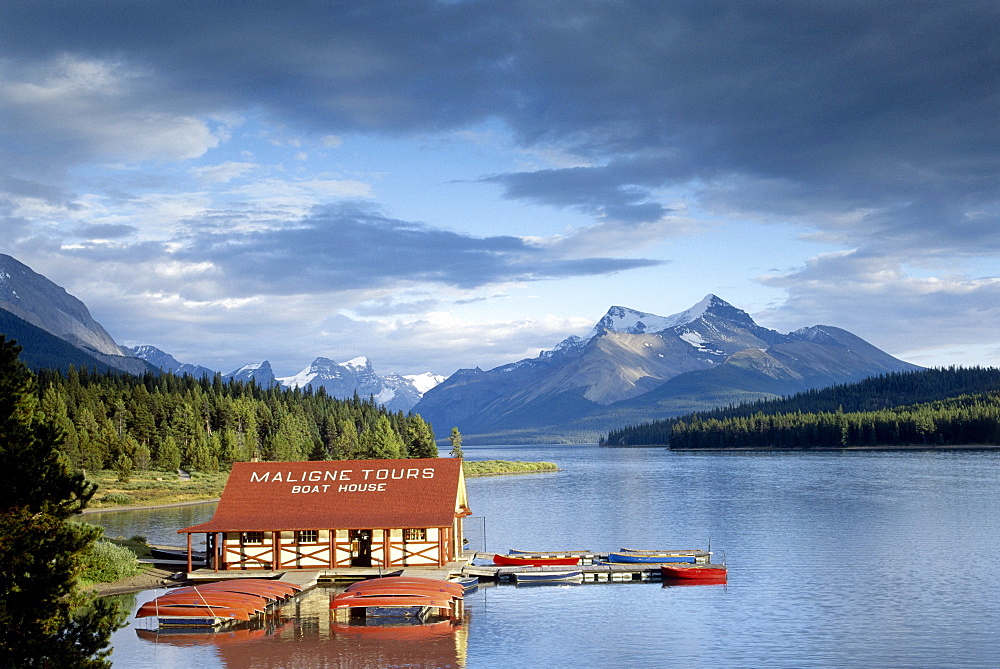 Boat house at Maligne Lake, Jasper National Park, Rocky Mountains, Alberta, Kanada