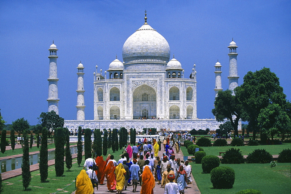 People in front of the Taj Mahal in the sunlight, Agra, Uttar Pradesh, India, Asia