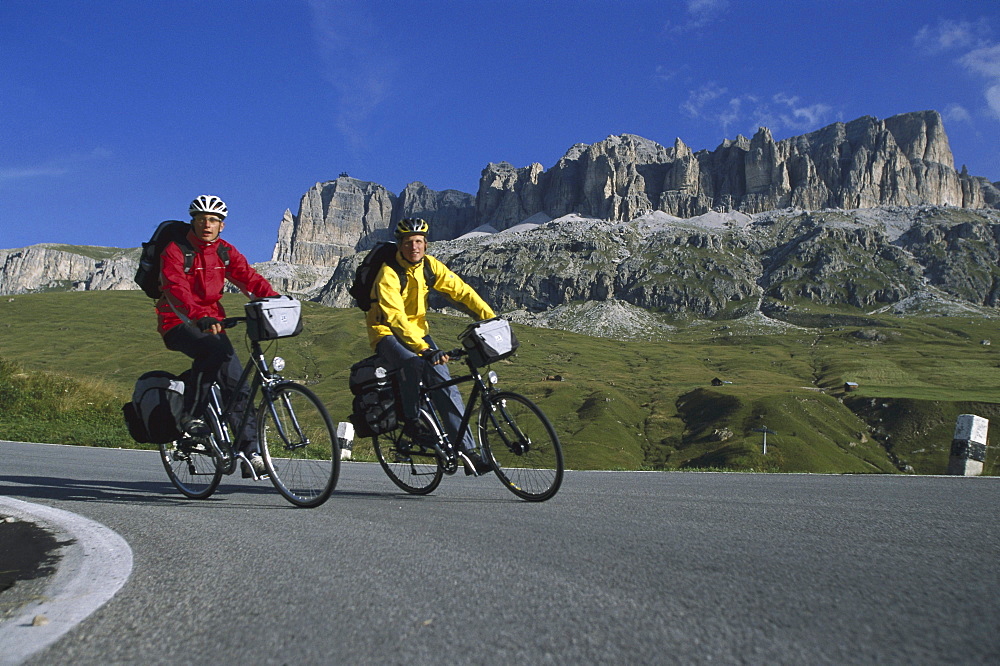 Mountainbikers, Passo Pordoi, Dolomites, Italy, Europe00056829