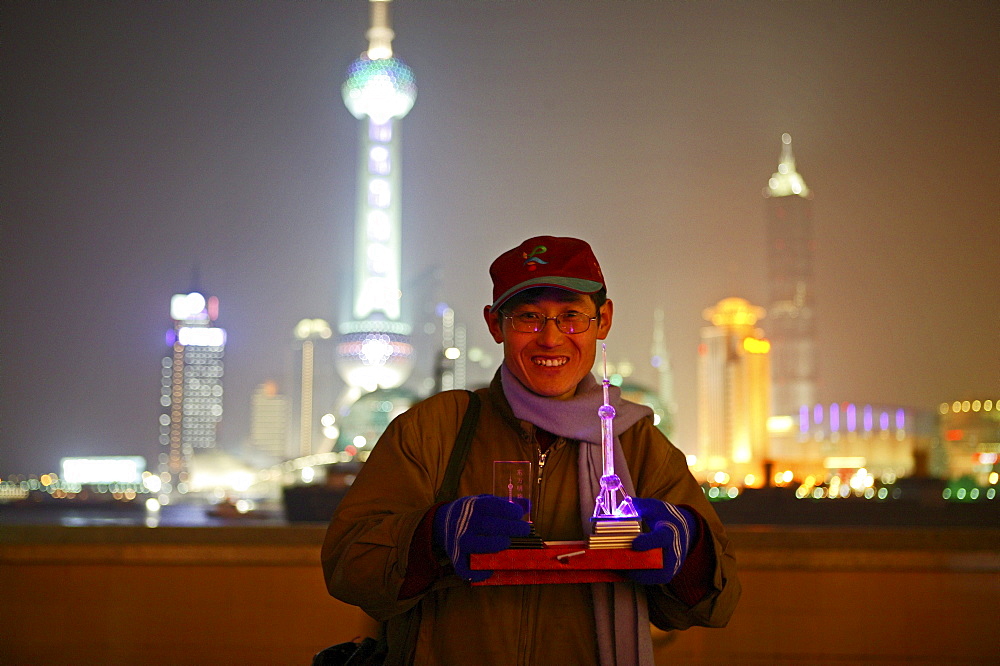 Huangpo River at night, Souvenierverkaeufer, souvenier seller