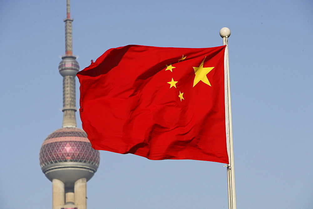 Chinesische Nationalfahne, national flag, Flagge, Nation, gelber Stern, Sterne, red star, yellow, Oriental Pearl Tower, Pudong, Fahnenmast mit Fahne, PRC