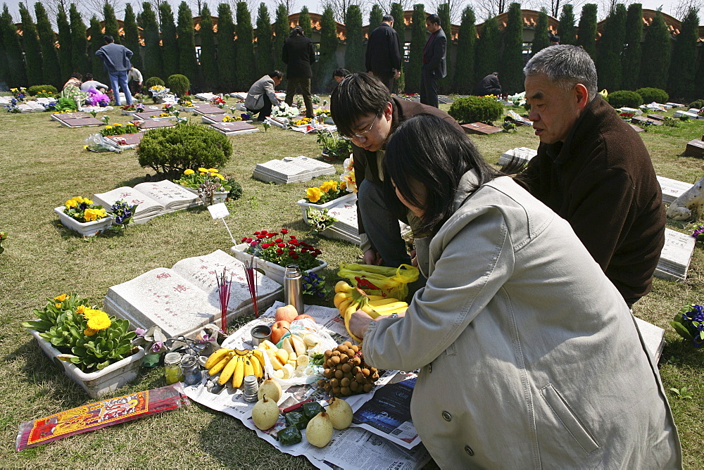 Fu Shou Yuan cemetery, cemetery during Ching Ming Festival, prayers for dead, ancestors, family offers food, wine, fruit to the dead people, show their respect, prayer, 5th of April, offerings