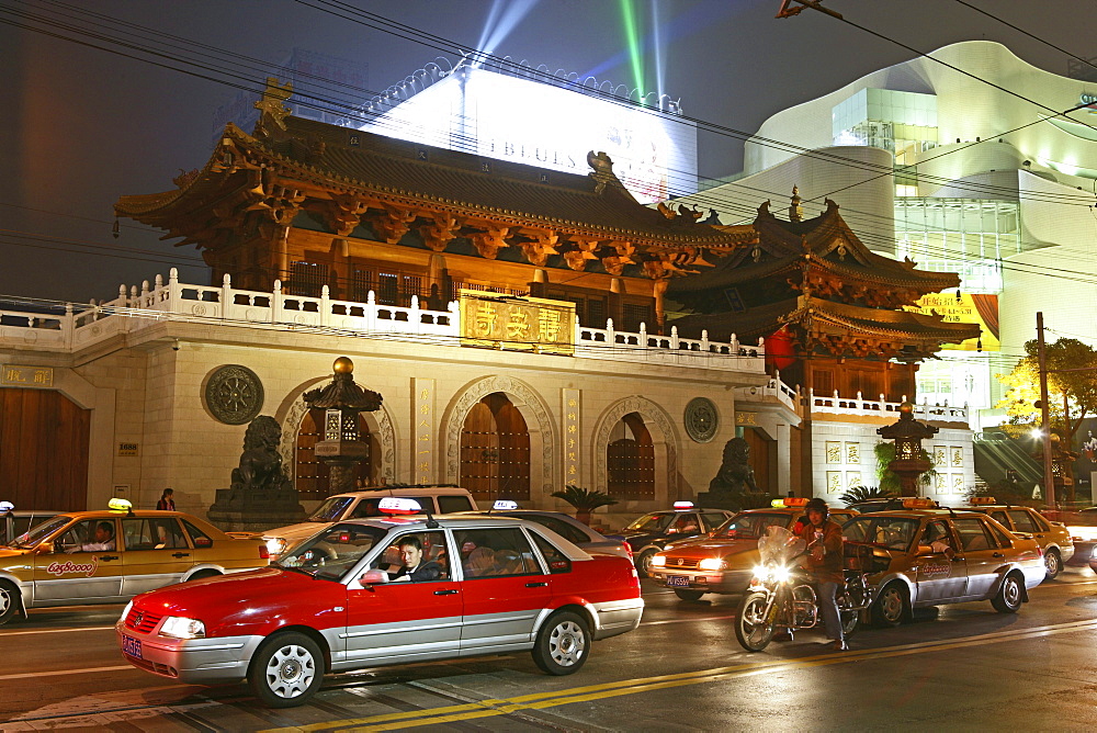 Jing'an Temple at night, Jing An Tempel, modernisiert, Nanjing XiLu, Taxi