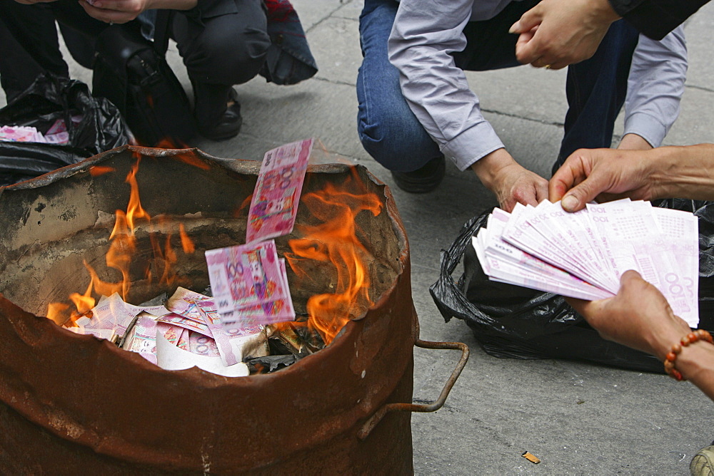 Longhua Temple, Longhua Temple and pagoda, oldest and largest buddhist temple in Shanghai, Totengeld, burning spirit money