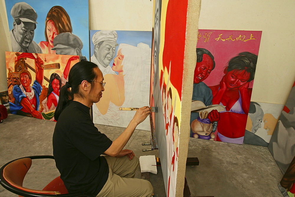 Lao Fan, Painter Lao Fan in his studio, paints chairman Mao in combination with, attractive and sexy girls, power, Vorsitzender Mao als Playboy, womanizer, red guards, Mao-Bibel, little red book