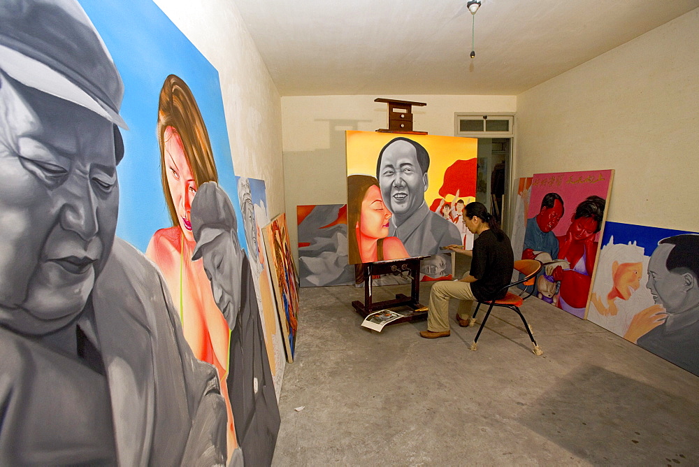 Lao Fan, Painter Lao Fan in his studio, paints chairman Mao in combination with, attractive and sexy girls, power, Vorsitzender Mao als Playboy, womanizer, red guards, Mao bible