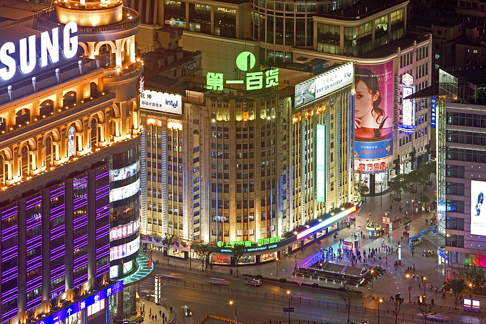 Shopping, Nanjing Road, Evening, Nanjing Road shopping, people, pedestrians, consumer, consume, New World, shopping center