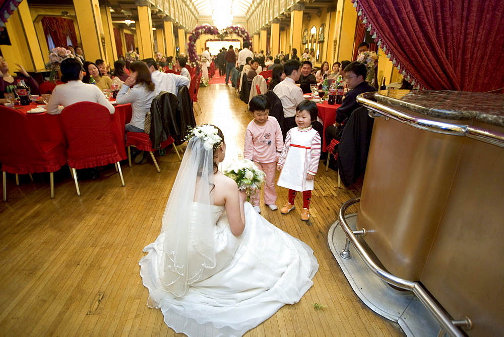 Wedding party in Peace Hotel, White wedding, Peace Hall, interior, bride with kids, banquet